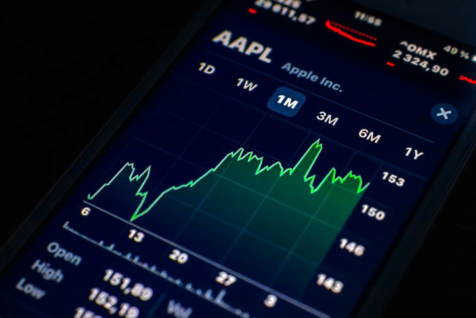 Feature Stock of The Day – Apple (AAPL): AI Hardware Meets Smart Tax Planning